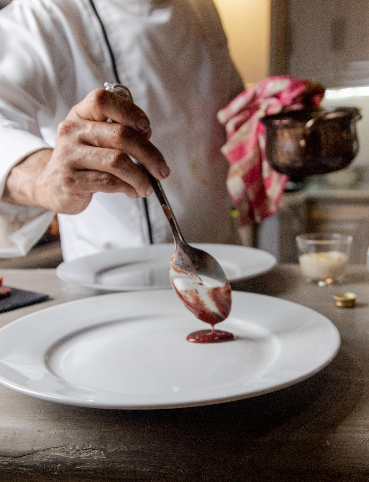 Szef kuchni przygotowujący stół degustacyjny